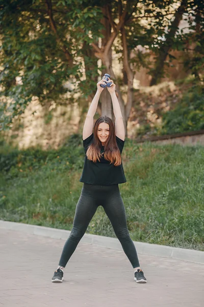 Fitness tjej på en promenad — Stockfoto