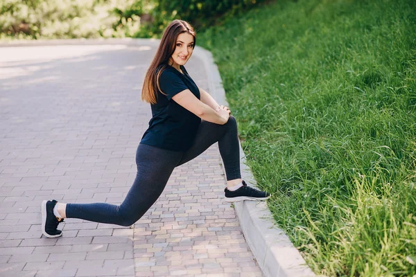 Fitness tjej på en promenad — Stockfoto