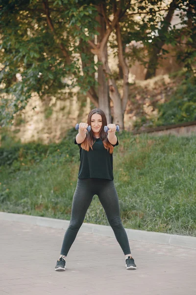 Fitness tjej på en promenad — Stockfoto