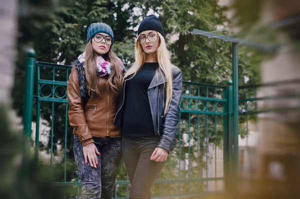 Meninas de moda bonita ao ar livre — Fotografia de Stock
