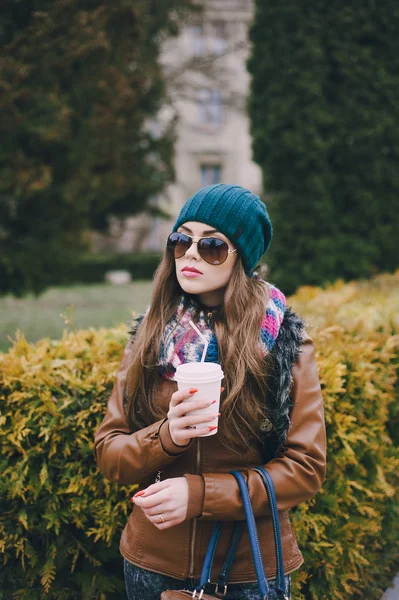 Meninas de moda bonita ao ar livre — Fotografia de Stock