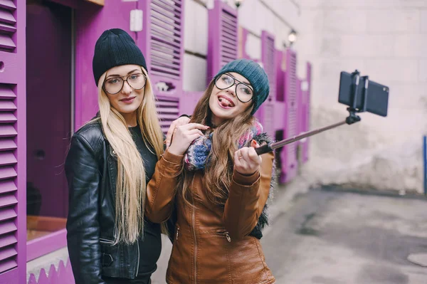 Meninas de moda bonita ao ar livre — Fotografia de Stock