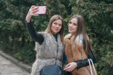 Genç modeller kürklü mantolar