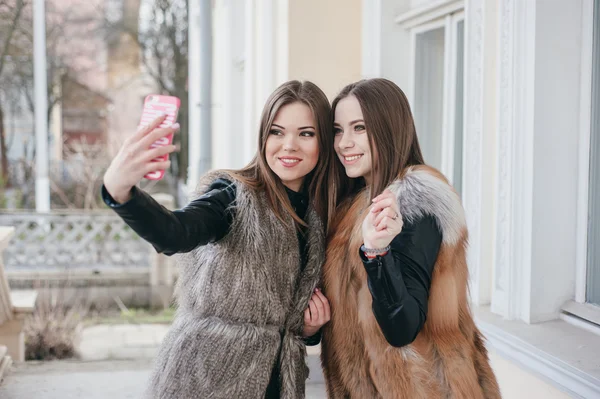 Junge Models in Pelzmänteln — Stockfoto