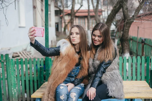 Unge modeller i pelsfrakker – stockfoto
