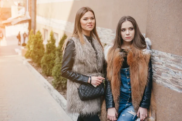 Schöne Mädchen auf der Straße — Stockfoto