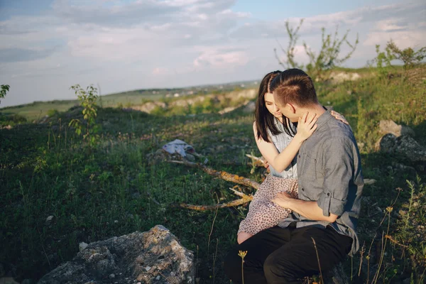 Pár na přírodu — Stock fotografie