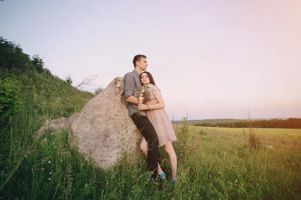 Pár na přírodu — Stock fotografie