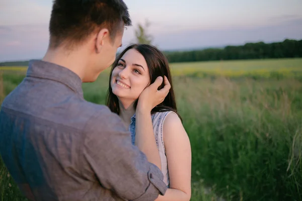 Couple sur la nature — Photo