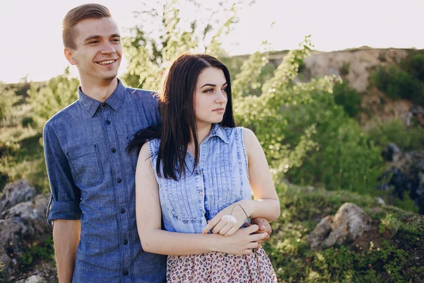 Pareja en la naturaleza —  Fotos de Stock