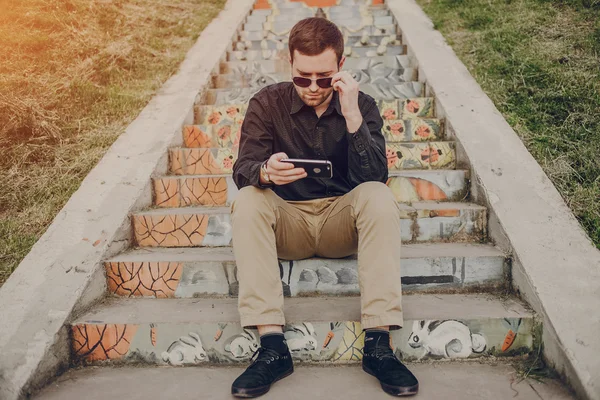 Ragazzo a piedi per la città — Foto Stock