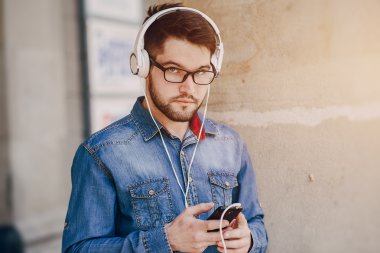 kulaklıklar ile adam