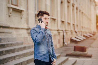 kulaklıklar ile adam