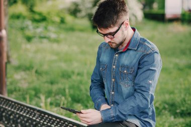 kulaklıklar ile adam