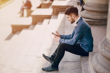 kulaklıklar ile adam