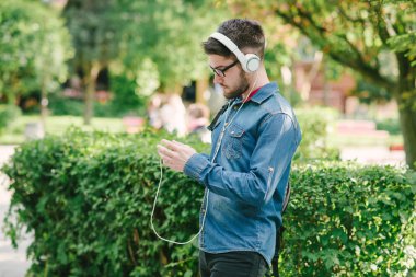 kulaklıklar ile adam