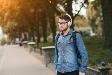 kulaklıklar ile adam