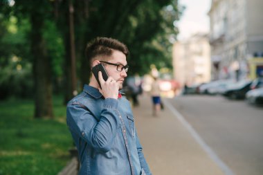 kulaklıklar ile adam