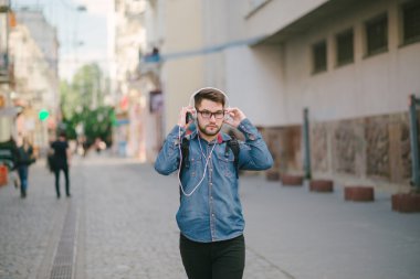 kulaklıklar ile adam