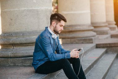 kulaklıklar ile adam