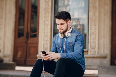 kulaklıklar ile adam