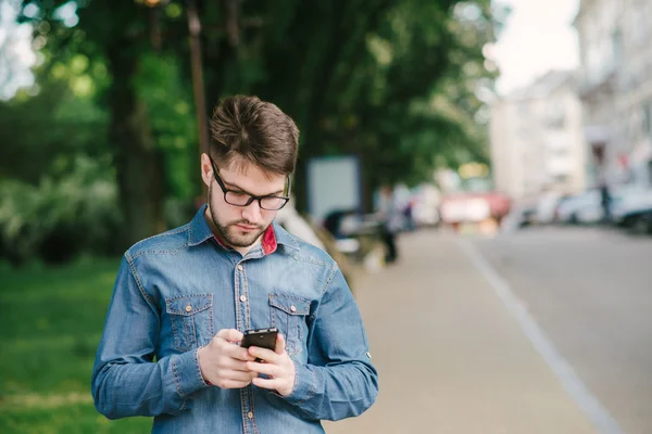 Tipo con auriculares — Foto de Stock