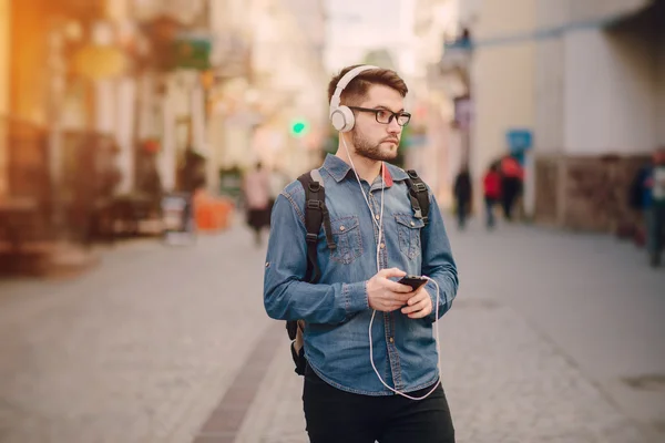 Tipo con auriculares — Foto de Stock