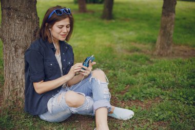 yolda üç güzel kız