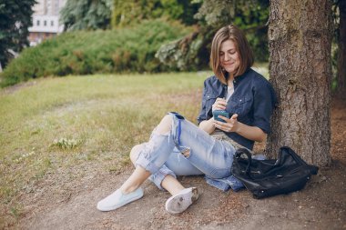 yolda üç güzel kız