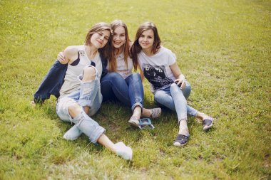 yolda üç güzel kız