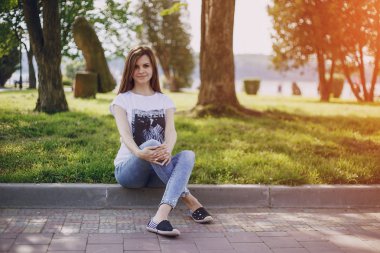 yolda üç güzel kız