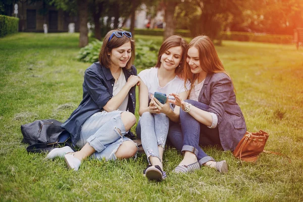 Tres hermosas chicas a pie — Foto de Stock