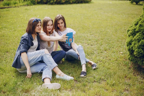 Tre vackra flickor på promenad — Stockfoto