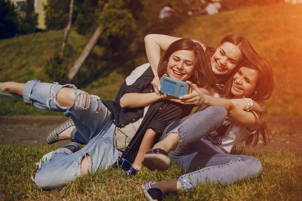 Yolda üç güzel kız — Stok fotoğraf