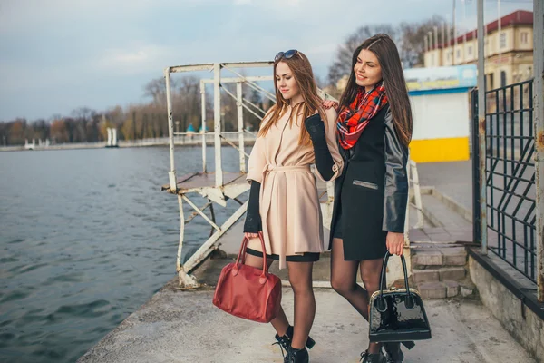 Vackra flickor på en promenad — Stockfoto