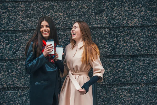 Meninas bonitas em uma caminhada — Fotografia de Stock