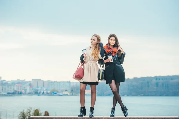 Vackra flickor på en promenad — Stockfoto