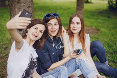 yolda üç güzel kız