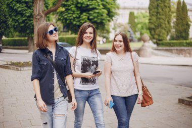 yolda üç güzel kız