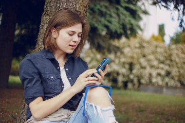 yolda üç güzel kız