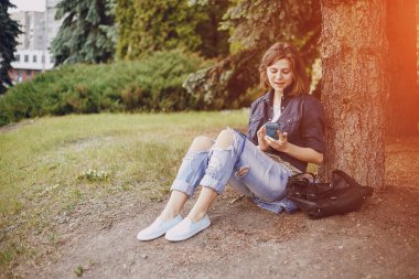 yolda üç güzel kız