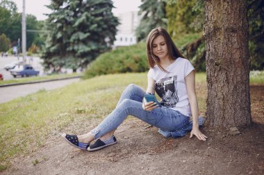 yolda üç güzel kız