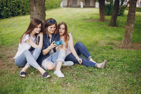Tres hermosas chicas a pie —  Fotos de Stock