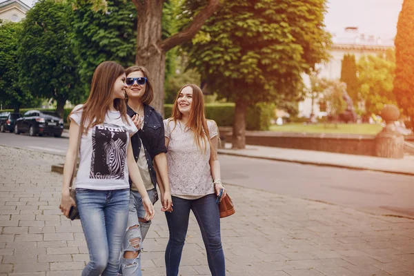 Três meninas bonitas na caminhada — Fotografia de Stock