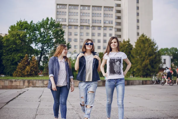 Tre belle ragazze a piedi — Foto Stock