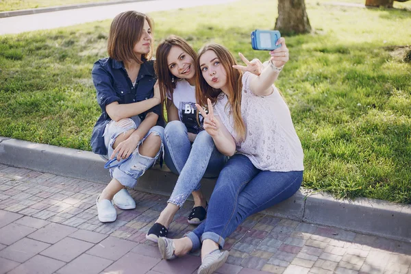 Drie mooie meisjes op wandeling — Stockfoto