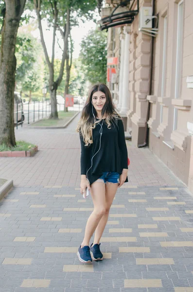 Chica caminando en la ciudad — Foto de Stock