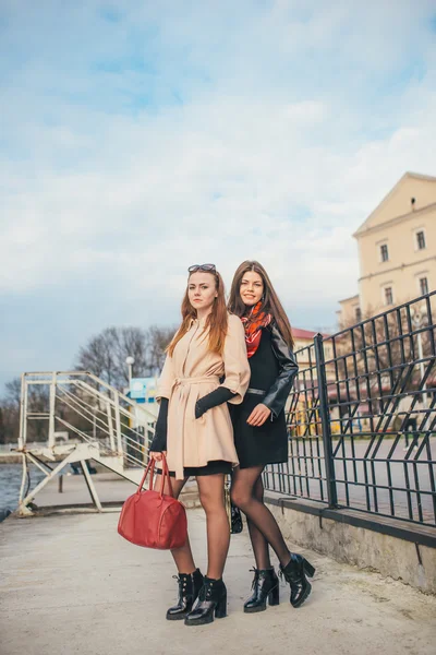 Meninas bonitas em uma caminhada — Fotografia de Stock