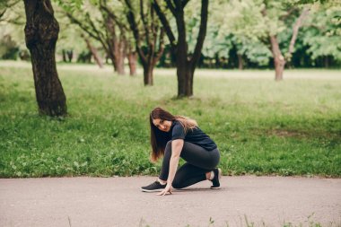 Bir yürüyüşte Fitness kız