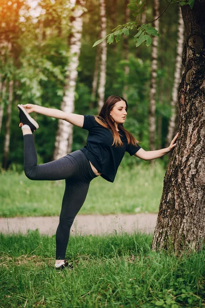 Fitness menina em uma caminhada — Fotografia de Stock